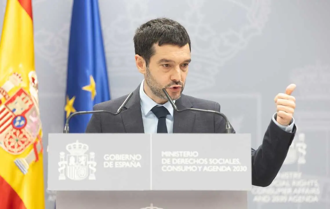 
<p>   MADRID, 16 (EUROPA PRESS)</p>
<p>   El Consejo de Ministros ha aprobado este martes transferir 975.000 euros a dos entidades de las Naciones Unidas que trabajan en el &aacute;mbito de la protecci&oacute;n y promoci&oacute;n de los derechos humanos. Con esta partida, seg&uacute;n el Ministerio de Derechos Sociales, el Gobierno "reafirma su compromiso con un desarrollo sostenible en el que los derechos humanos y la justicia social sean centrales".</p>
<p>    En concreto, Derechos Sociales va a movilizar 700.000 euros para la Oficina del Alto Comisionado de Naciones Unidas para los Derechos Humanos (ACNUDH), que estar&aacute;n destinados a apoyar los trabajos de este organismo para "reforzar el enfoque transversal de derechos humanos en el conjunto de sus competencias".</p>
<p>    Esta contribuci&oacute;n econ&oacute;mica se orienta a impulsar un modelo econ&oacute;mico "m&aacute;s justo y alineado con los derechos humanos", as&iacute; como a fortalecer el peso de la Agenda 2030 como base de un desarrollo "sostenible equitativo y fomentar la promoci&oacute;n de colaboraci&oacute;n en mejoras regulatorias que garanticen el respeto efectivo de los derechos humanos por parte del sector empresariale las empresas privadas".</p>
<p>   Otros 275.000 euros ir&aacute;n destinados a ONU Mujeres, entidad de las Naciones Unidas para la Igualdad de G&eacute;nero y el Empoderamiento de las Mujeres. Este importe se destinar&aacute; a reforzar el trabajo en el desarrollo de sistemas de cuidados en Am&eacute;rica Latina y el Caribe, contribuyendo a visibilizar y revalorizar socialmente un trabajo esencial, generalmente invisibilizado y realizado mayoritariamente por mujeres. La contribuci&oacute;n permitir&aacute;, adem&aacute;s, reforzar las pol&iacute;ticas p&uacute;blicas en materia de sistemas de cuidados, as&iacute; como posibilitar y apoyar la sensibilizaci&oacute;n de organizaciones de mujeres en la agenda de cuidados y la incidencia regional.</p>
<p>    Derechos Sociales subraya que esta inversi&oacute;n responde a la necesidad de consolidar pol&iacute;ticas p&uacute;blicas que sit&uacute;en a las personas en el centro de la acci&oacute;n institucional, en un contexto internacional marcado por "crecientes desaf&iacute;os y por el cuestionamientos de la centralidad de la agenda de derechos humanos fundamentales y del desarrollo sostenible, que convierten en m&aacute;s necesaria que nunca una respuesta firme y coordinada en favor de la justicia social, la igualdad y la dignidad de todas las personas".</p>
      
