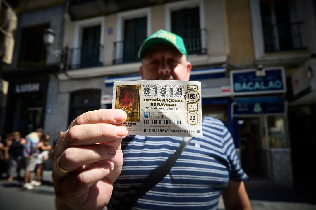 
<p>   MADRID, 16 (EUROPA PRESS)</p>
<p>   Un total de 27 millones de personas juegan al sorteo extraordinario de la loter&iacute;a de Navidad que se celebra el 22 de diciembre, alcanzando m&aacute;ximos hist&oacute;ricos de ventas en el &uacute;ltimo a&ntilde;o con 3.505 millones de euros, seg&uacute;n una investigaci&oacute;n del Consejo Empresarial del Juego (CeJuego).</p>
<p>   La patronal del juego privado ha presentado este martes en Madrid sus estudios anuales 'Juego y Sociedad' y el 'Anuario del Juego en Espa&ntilde;a 2025', que muestran los h&aacute;bitos de la poblaci&oacute;n espa&ntilde;ola con respecto al juego presencial durante el a&ntilde;o 2024.</p>
<p>    El estudio, elaborado por el doctor en Sociolog&iacute;a Jos&eacute; Antonio G&oacute;mez Y&aacute;&ntilde;ez, muestra que el 85 por ciento de la poblaci&oacute;n espa&ntilde;ola entre 18 y 75 a&ntilde;os juega a loter&iacute;as, rascas, casinos, bingos, apuestas deportivas, entre otros.</p>
<p>    En relaci&oacute;n con el perfil del jugador, la investigaci&oacute;n se&ntilde;ala que el m&aacute;s habitual es el de un hombre, con estabilidad econ&oacute;mica. "Juegan menos los hogares con dificultades econ&oacute;micas", indican los autores del estudio, que agregan que el grupo de edad con menor tasa de juego es el de los j&oacute;venes de entre 18 y 25 a&ntilde;os.</p>
<p>   Los principales resultados del Anuario del Juego revelan que de los 31 millones de personas que jugaron en 2024, pr&aacute;cticamente la totalidad participaron en juegos de Loter&iacute;as y Apuestas del Estado (LAE) y 11,9 millones de personas lo hicieron a los productos de la ONCE.</p>
<p>   Respecto a los juegos de los operadores privados (casinos, bingos, apuestas deportivas, m&aacute;quinas tipo B), el estudio apunta que en 2024 participaron en ellos 6,6 millones de personas en la modalidad presencial y otros 2 millones en la 'online'.</p>
<p>   En este sentido, el informe detallada que no existen grandes diferencias entre las distintas modalidades de juego privado (casino, bingos, apuestas deportivas, m&aacute;quinas tipo B), situ&aacute;ndose en el entorno de los 2 millones de personas por cada juego.</p>
<p>    En cuanto a los productos de la ONCE, los cupones siguen siendo los m&aacute;s jugados, aunque las loter&iacute;as instant&aacute;neas, los rascas, han aumentado cuota de mercado, creciendo un 83% en los &uacute;ltimos cinco a&ntilde;os. Es, seg&uacute;n la investigaci&oacute;n, la modalidad de juego m&aacute;s habitual entre los j&oacute;venes de 18 a 25 a&ntilde;os.</p>
<p>JUEGO PROBLEM&Aacute;TICO EN ESPA&Ntilde;A</p>
<p>   Durante la presentaci&oacute;n de las investigaciones, tambi&eacute;n se ha abordado el fen&oacute;meno del juego problem&aacute;tico y se ha destacado que "Espa&ntilde;a presenta una de las tasas m&aacute;s bajas del mundo, con apenas un 0,2% de la poblaci&oacute;n afectada por este trastorno".</p>
<p>    Seg&uacute;n los autores del estudio, casi seis de cada diez jugadores asimilan las p&eacute;rdidas al coste por el entretenimiento, no intentando ganar lo que ha perdido ni buscando enriquecerse.</p>
<p>   Finalmente, el juego privado genera 49.836 empleos, aporta 1.857 millones de euros en impuestos y tasas, y supone el 0,42% del Producto Interior Bruto (PIB) del pa&iacute;s.</p>
      