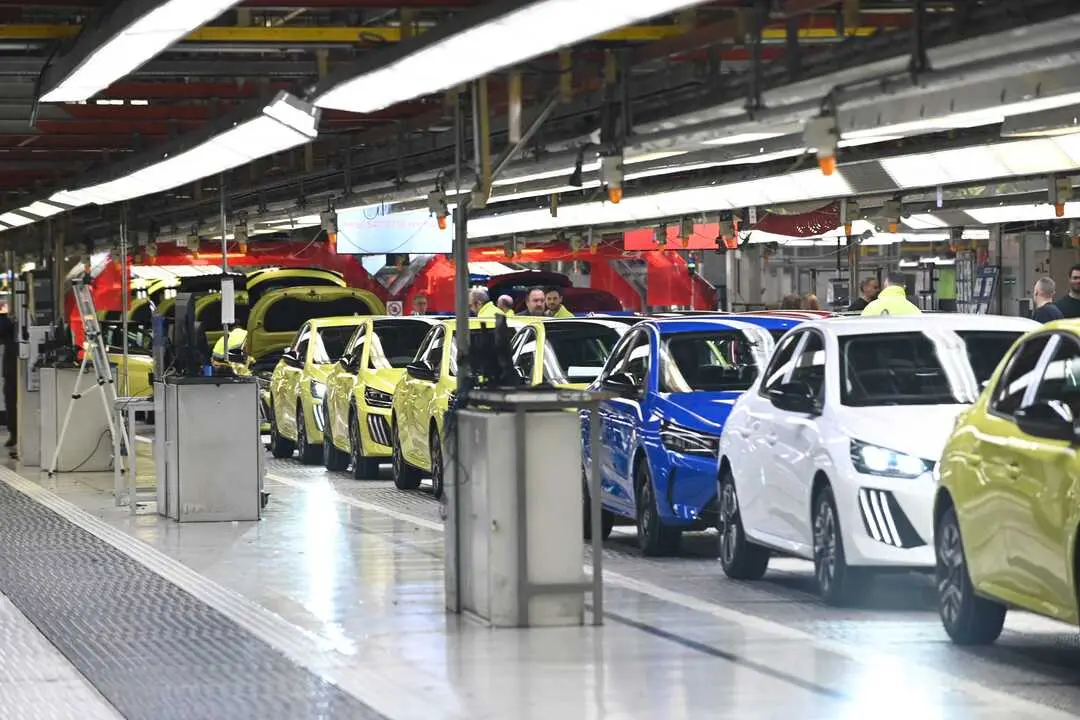 Archivo - Coches en la l&iacute;nea de producci&oacute;n de la planta de Stellantis en Figueruelas (Zaragoza).