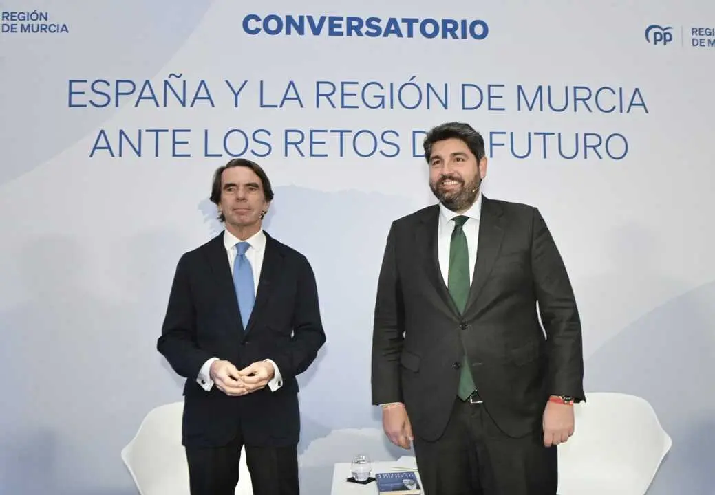 El expresidente del Gobierno, Jos&eacute; Mar&iacute;a Aznar, y el presidente del Partido Popular en la Regi&oacute;n de Murcia, Fernando L&oacute;pez Miras