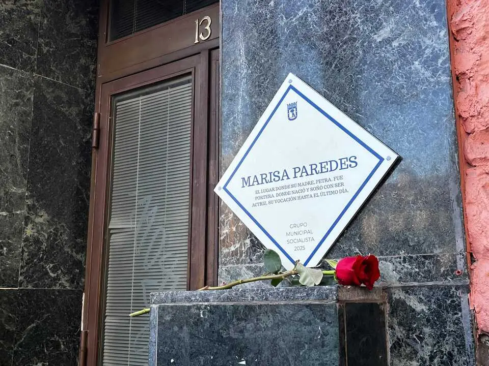 Placa simb&oacute;lica en homenaje a la actriz Marisa Paredes cuando se cumple un a&ntilde;o de su fallecimiento