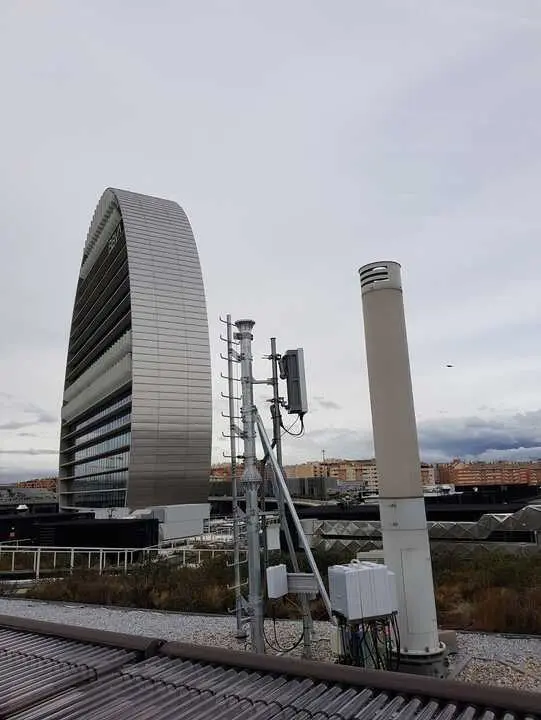 Archivo - Antena para cobertura 5G instalada en Ciudad BBVA por Telef&oacute;nica