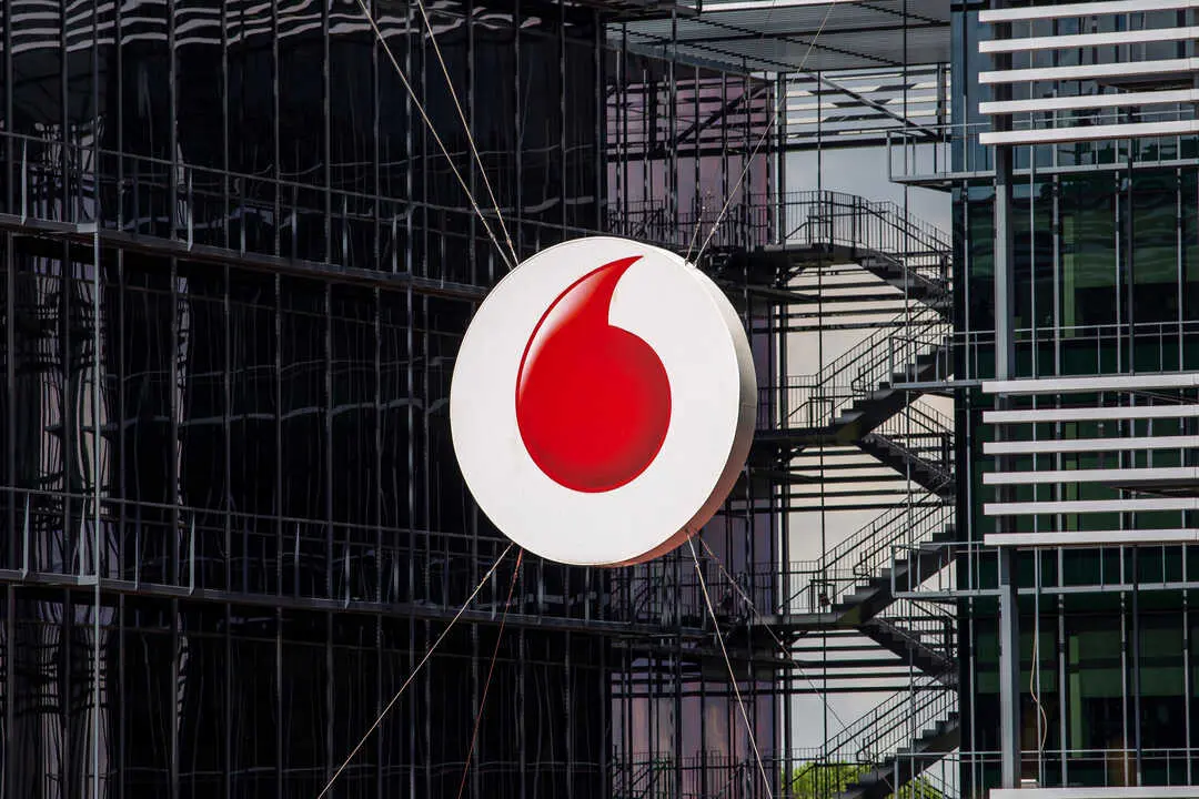Archivo - Logo de la sede de Vodafone en Madrid el d&iacute;a en el que la compa&ntilde;&iacute;a de telefon&iacute;a ha anunciado un ERE para 515 empleados, a 15 de septiembre de 2021, en Madrid (Espa&ntilde;a).
