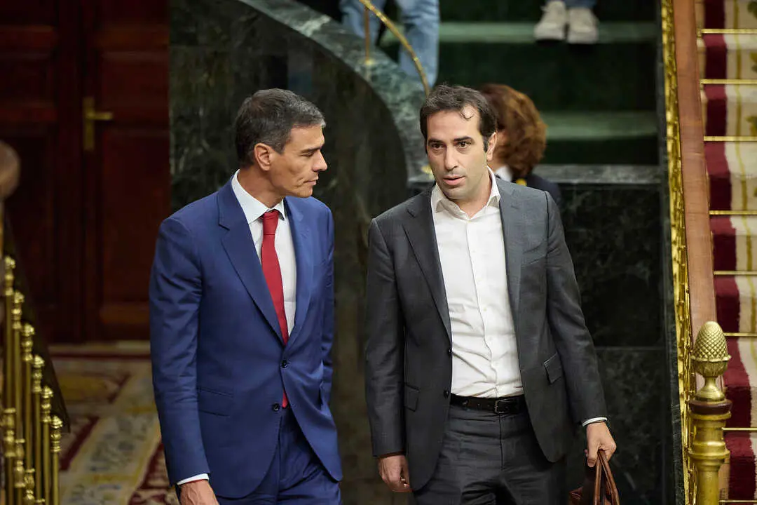 Archivo - El presidente del Gobierno, Pedro S&aacute;nchez, y el ministro de Econom&iacute;a, Comercio y Empresa, Carlos Cuerpo.