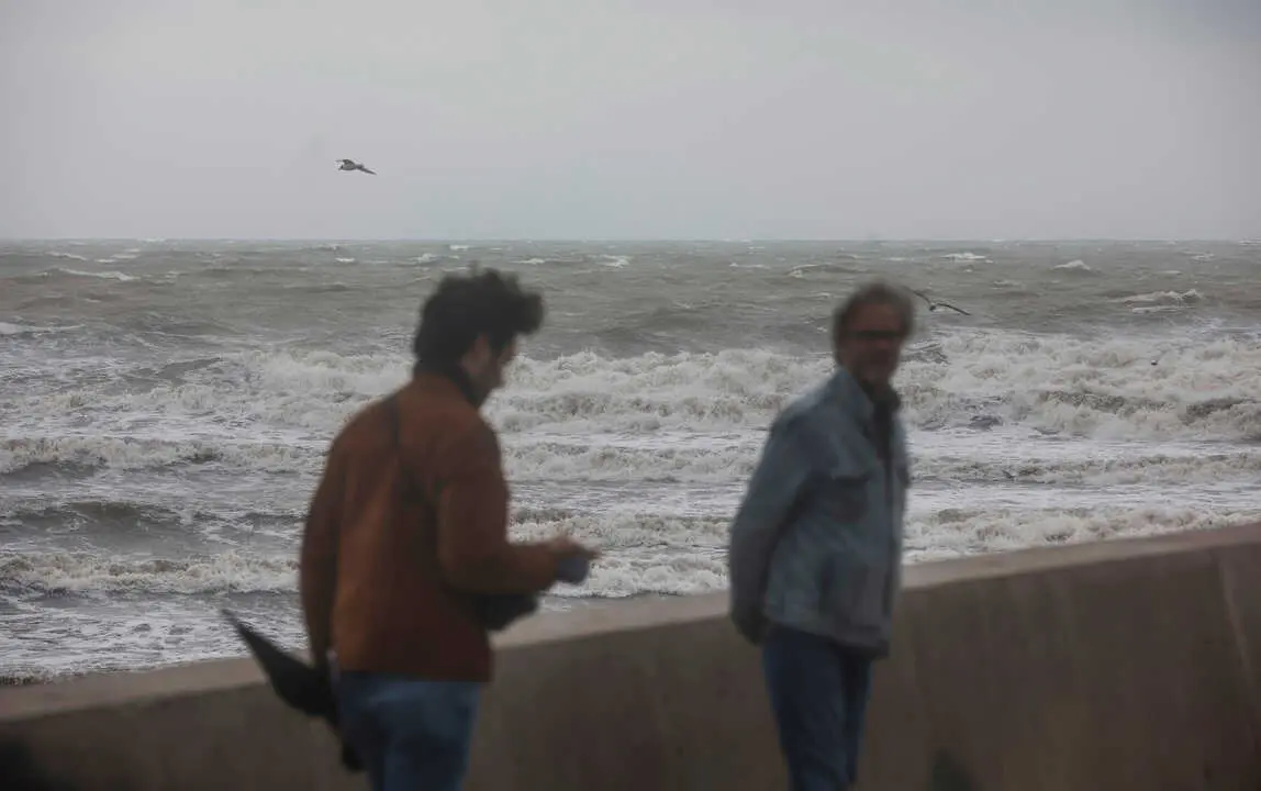 ROBER SOLSONA&hellip;.20220325&hellip;VALENCIA&hellip;..LLUVIA Y FUERTE VIENTO EN LA PLAYA DE LA MALVARROSA.
