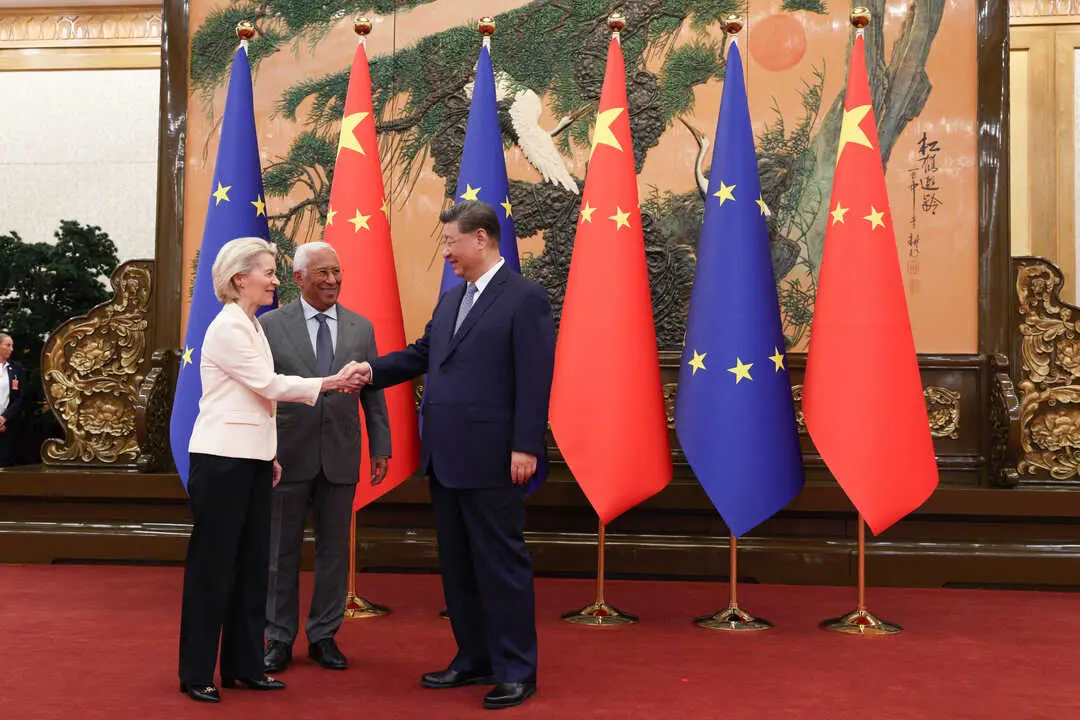 Archivo - La presidenta de la Comisi&oacute;n Europea, Ursula von der Leyen, y el presidente del Consejo Europeo, Antonio Costa, se re&uacute;nen con el presidente de China, Xi Jinping, en el marco de la cumbre UE-China.