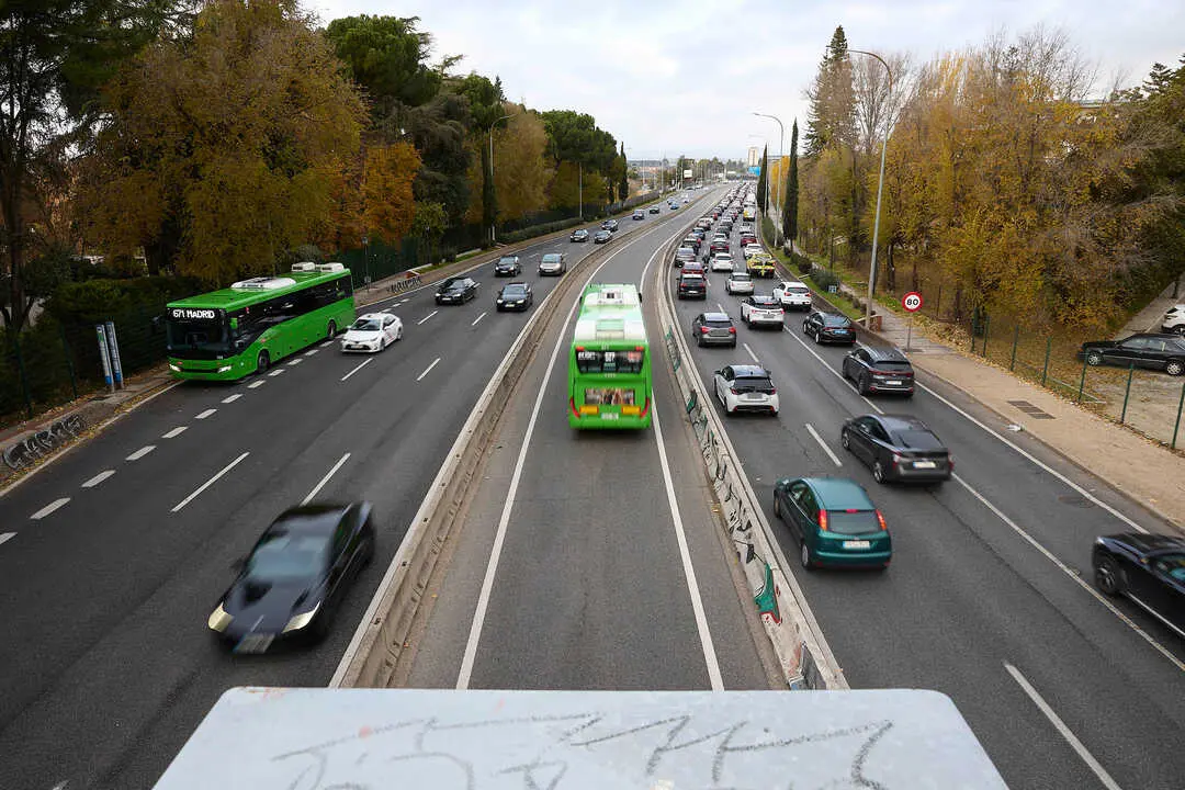 Tr&aacute;fico durante la operaci&oacute;n salida por el puente de la Constituci&oacute;n en la carretera A6, a 5 de diciembre de 2025, en Madrid (Espa&ntilde;a). La Direcci&oacute;n General de Tr&aacute;fico (DGT) pone en marcha este viernes, 5 de diciembre, a partir de las 15.00 horas, hasta la