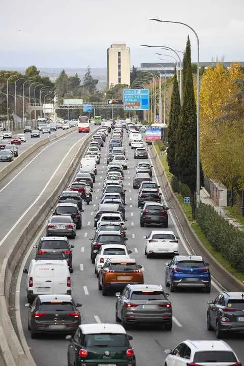 Tr&aacute;fico de salida en la A6 de Madrid. 