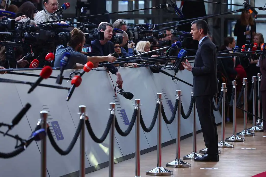 El presidente del Gobierno, Pedro S&aacute;nchez, ofrece declaraciones a los medios antes de asistir a la reuni&oacute;n del Consejo Europeo, a 18 de diciembre de 2025, en Bruselas (B&eacute;lgica).