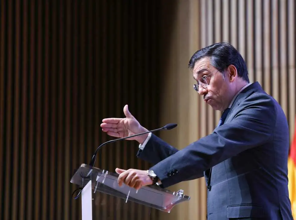 El ministro de Asuntos Exteriores, Uni&oacute;n Europea y Cooperaci&oacute;n, Jos&eacute; Manuel Albares (c), en una foto de familia durante la inauguraci&oacute;n de la conferencia HearUs 2025 titulada 'Promoviendo la rendici&oacute;n de cuentas para las mujeres de Afganist&aacute;n', a 12 de di
