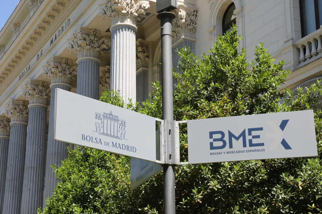 Archivo - Se&ntilde;al de la Bolsa de Madrid frente a la fachada del edificio, en Madrid (Espa&ntilde;a)