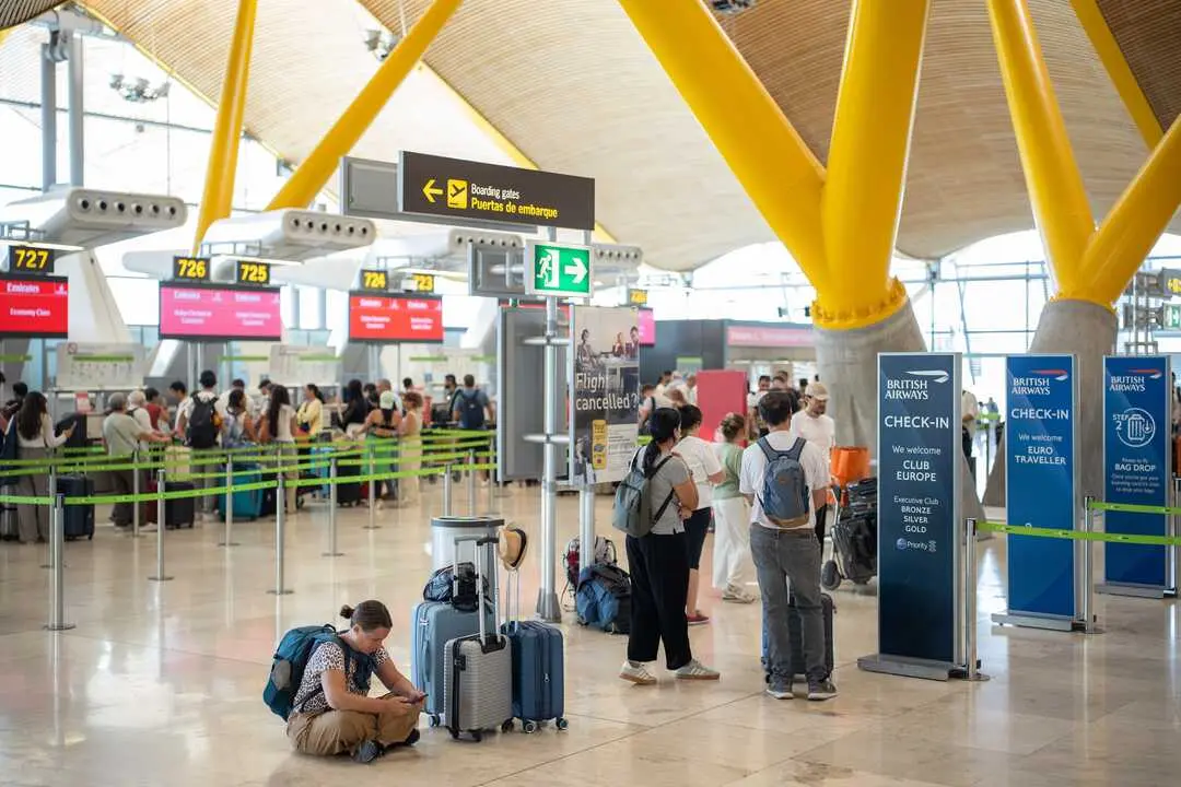 Archivo - Pasajeros esperan colas para facturar, en el Aeropuerto Adolfo Su&aacute;rez Madrid-Barajas, a 14 de agosto de 2025, en Madrid (Espa&ntilde;a).  