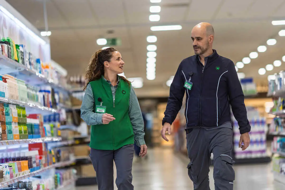 Archivo - Trabajadores de Mercadona.