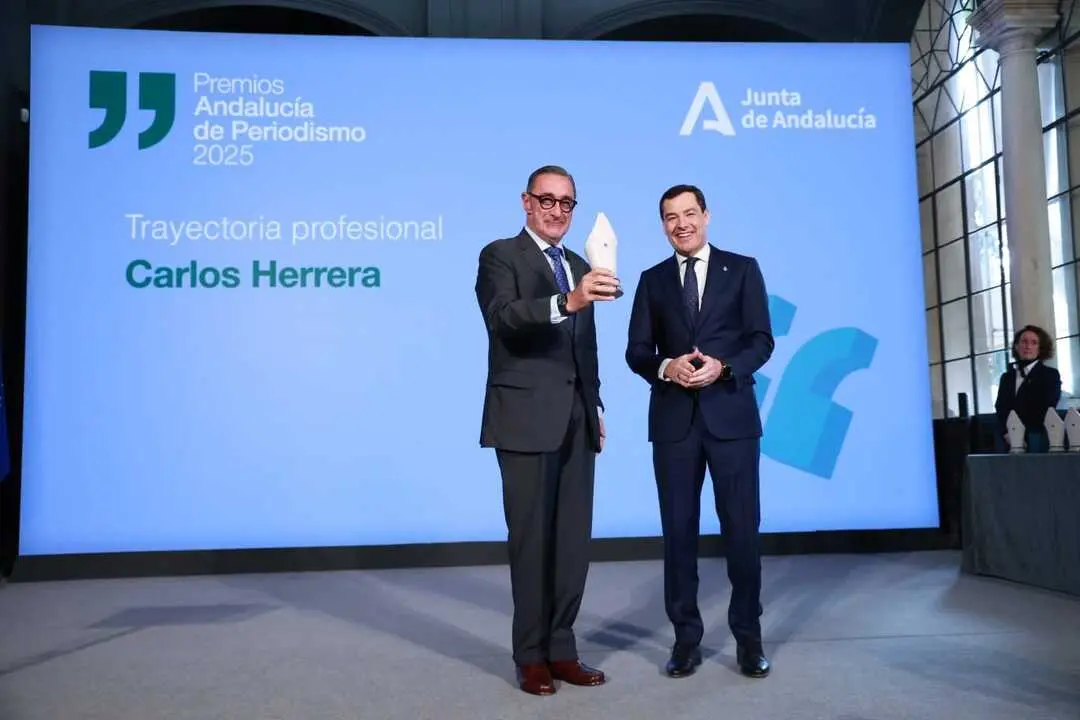 El periodista y comunicador Carlos Herrera ha recibido este viernes en Sevilla el premio Andaluc&iacute;a de Periodismo a su trayectoria profesional, en una acto presidido por el jefe del Ejecutivo andaluz, Juanma Moreno, que le ha hecho entrega del galard&oacute;n