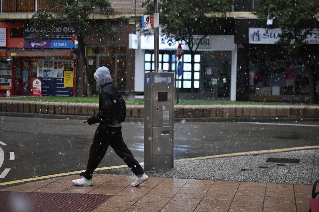 Archivo - Una persona camina por la calle bajo la nieve, a 19 de enero de 2024, en Zaragoza, Arag&oacute;n (Espa&ntilde;a).