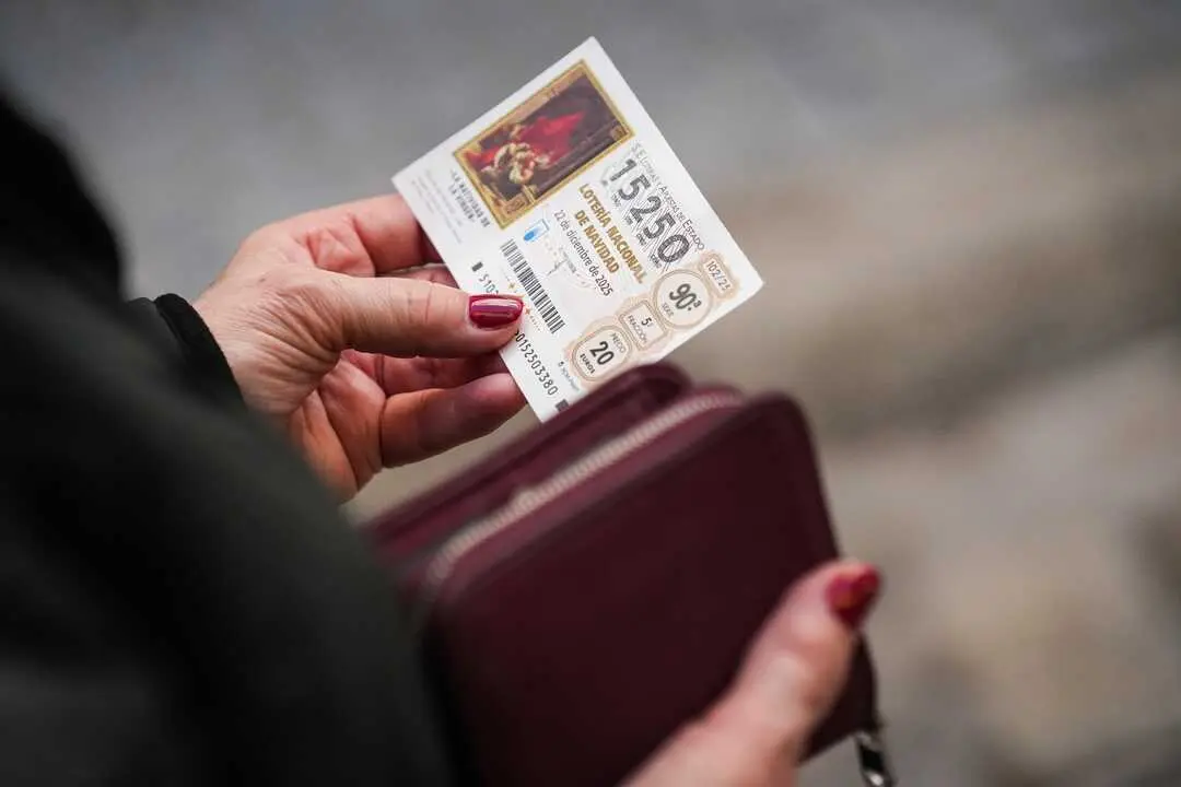 Imagen en Sevilla de las &uacute;ltimas compras de loter&iacute;a a pocos d&iacute;as para el Sorteo Extraordinario de Navidad, la popularmente conocida como el Gordo de Navidad.