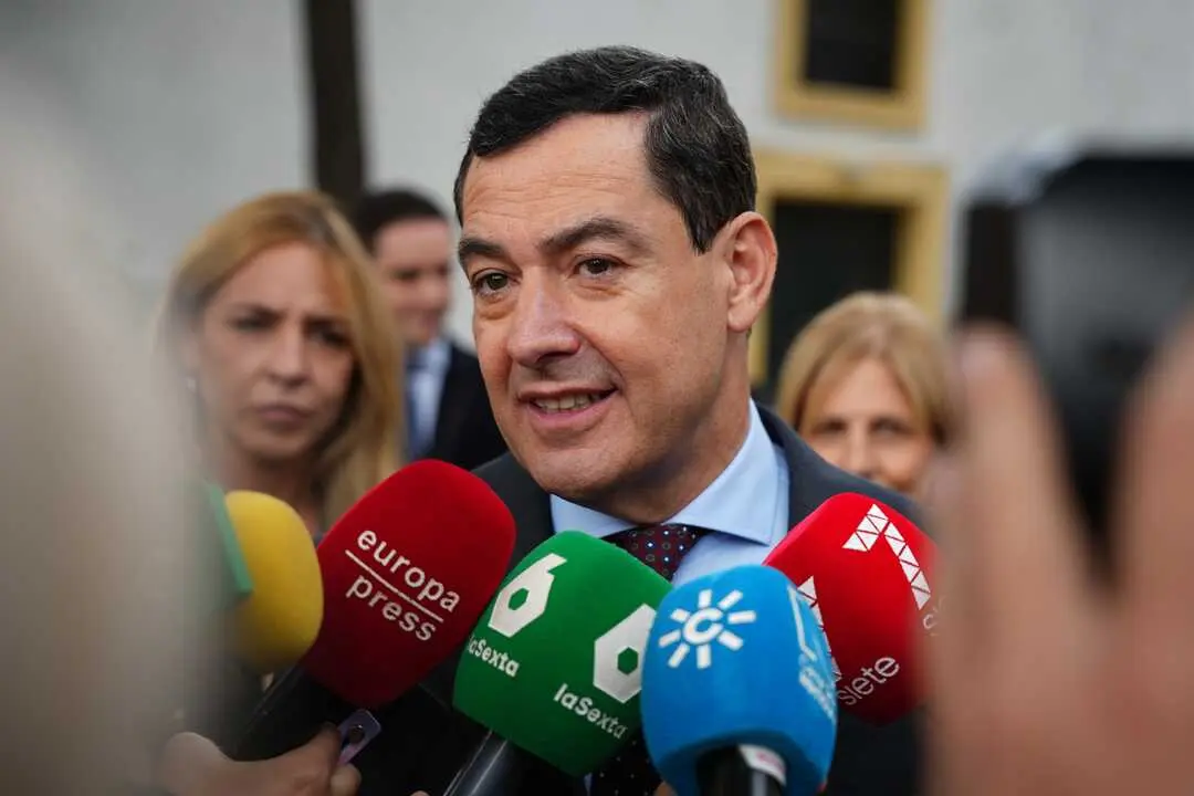 El presidente de la Junta de Andaluc&iacute;a, Juanma Moreno, atiende a los medios tras finalizar el encuentro informativo organizado por Europa Press Andaluc&iacute;a titulado &lsquo;Aut&oacute;nomos y emprendedores impulsan la Andaluc&iacute;a del futuro&rsquo; en Jerez. (Foto de archivo). 