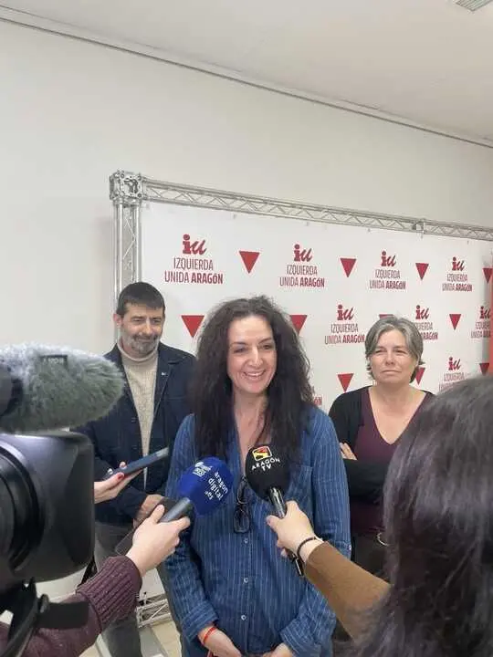 La coordinadora general de IU Arag&oacute;n, Marta Abengochea, junto al diputado &Aacute;lvaro Sanz y la esponsable de Derechos Sociales y Feminismo de IU Arag&oacute;n, Marga Dey&aacute;.