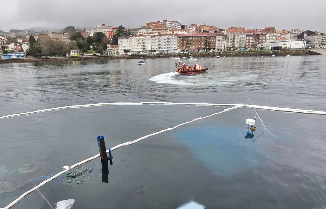 Despliegan barreras anticontaminaci&oacute;n para proteger la zona del gas&oacute;leo que cargaba el buque Mar Verde.