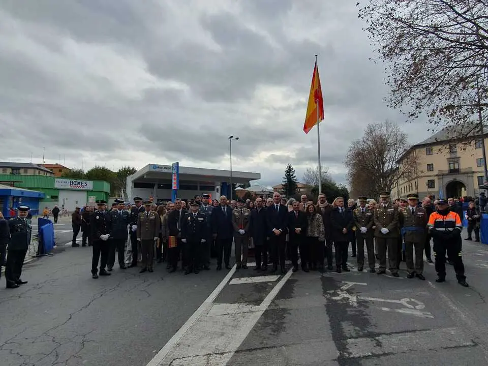 Foto De Familia De Autoridades Y Civiles Que Han Protagonizado El Izado De La Bandera