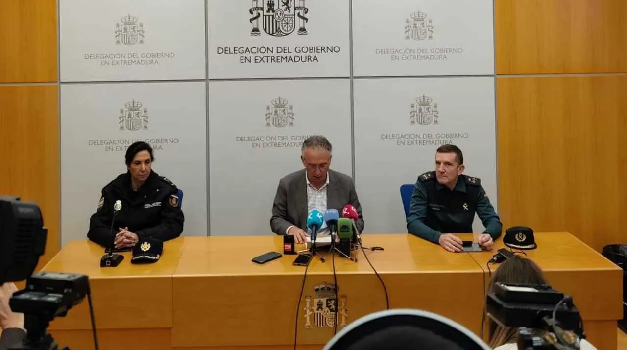 El delegado del Gobierno en Extremadura, Jos&eacute; Luis Quintana, informa sobre el desarrollo de la jornada electoral del 21D, a nivel de seguridad, en la regi&oacute;n