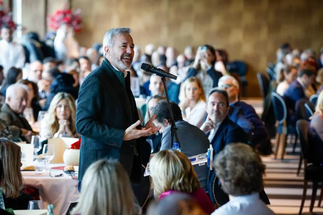 Azc&oacute;n se dirige a los afiliados del PP de Zaragoza en la comida de Navidad celebrada este domingo.