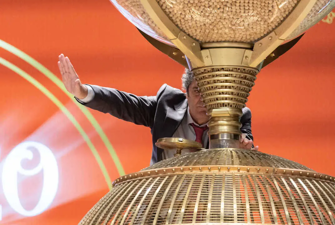  Archivo - Un hombre prepara los bombos para dar comienzo al Sorteo Extraordinario de la Loter&iacute;a de Navidad 2022, en el Teatro Real de Madrid, a 22 de diciembre de 2022, en Madrid, (Espa&ntilde;a). 