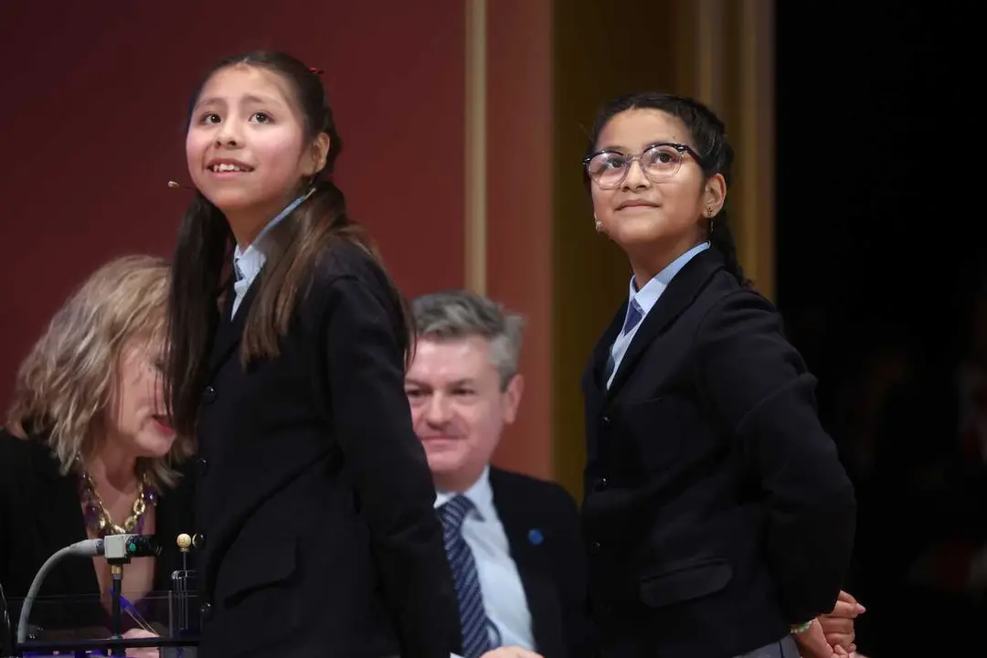 Dos ni&ntilde;as del Colegio de San Ildefonso, cantan el primer premio de la Loter&iacute;a de Navidad, durante la celebraci&oacute;n del Sorteo Extraordinario de la Loter&iacute;a de Navidad 2025, en el Teatro Real, a 22 de diciembre de 2025, en Madrid (Espa&ntilde;a).