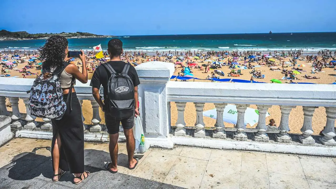 Archivo - Turistas haciendo fotos en la Primera playa de El Sardinero, a 10 de agosto de 2025, en Santander, Cantabria (Espa&ntilde;a).