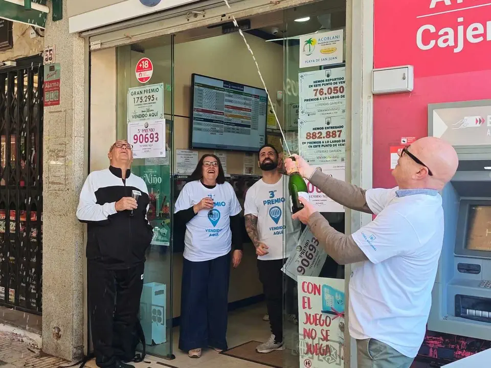 Celebraci&oacute;n a las puertas de la Administraci&oacute;n de Loter&iacute;a n&uacute;mero 30 en Alicante