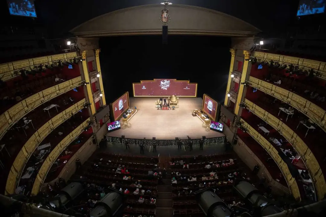 Varias personas ven como los ni&ntilde;os del Colegio de San Idefonso cantan los n&uacute;meros premiados durante la celebraci&oacute;n del Sorteo Extraordinario de la Loter&iacute;a de Navidad 2025, en el Teatro Real, a 22 de diciembre de 2025, en Madrid (Espa&ntilde;a). El Sorteo Extraor