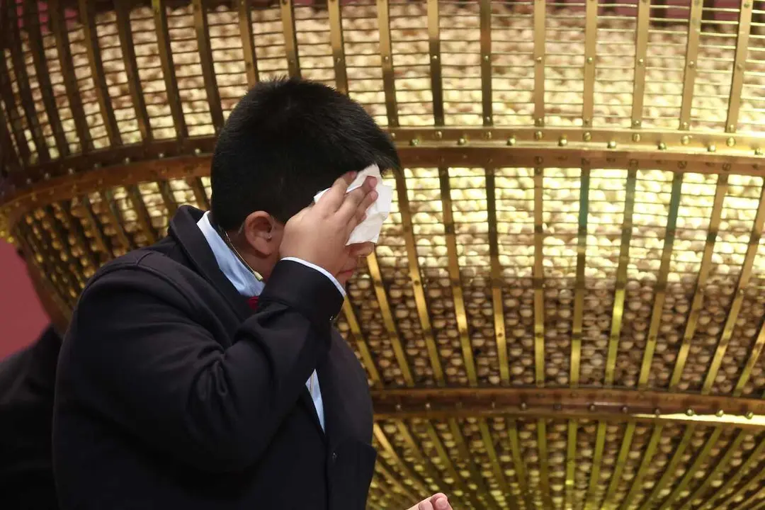 Un ni&ntilde;o del Colegio de San Ildefonso, durante la celebraci&oacute;n del Sorteo Extraordinario de la Loter&iacute;a de Navidad 2025, en el Teatro Real, a 22 de diciembre de 2025, en Madrid (Espa&ntilde;a). 