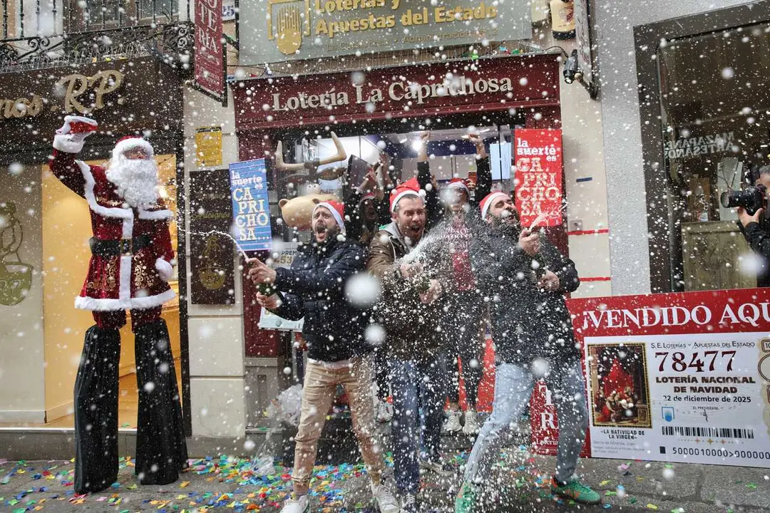 Administraci&oacute;n La Caprichosa en Toledo celebrando los premios del Sorteo de Navidad 2025