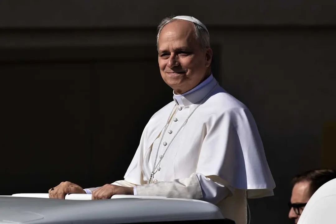 Archivo - El Papa Le&oacute;n XIV recorre la plaza de San Pedro en Papam&oacute;vil.