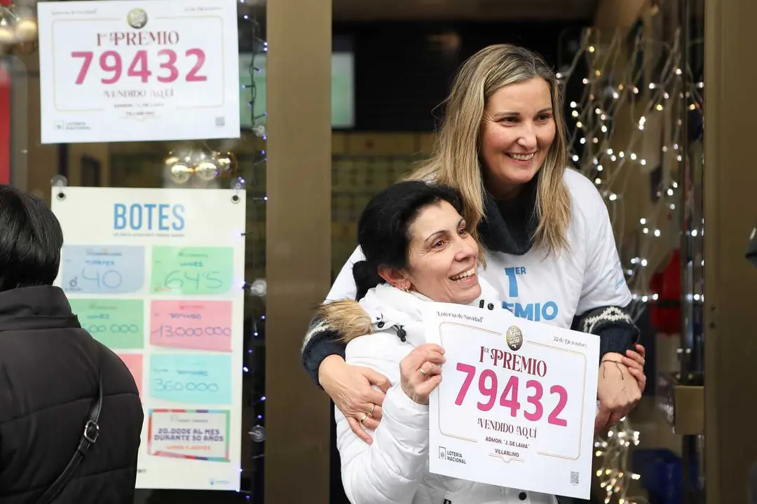 Empleadas de la administraci&oacute;n situada en la Avenida de la Constituci&oacute;n, 20 celebran que han vendido parte del n&uacute;mero 79432 correspondiente al &lsquo;Gordo&rsquo; de la Loter&iacute;a de Navidad 2025, a 22 de diciembre de 2025, en Villablino, Le&oacute;n, Castilla y Le&oacute;n (Espa&ntilde;a).