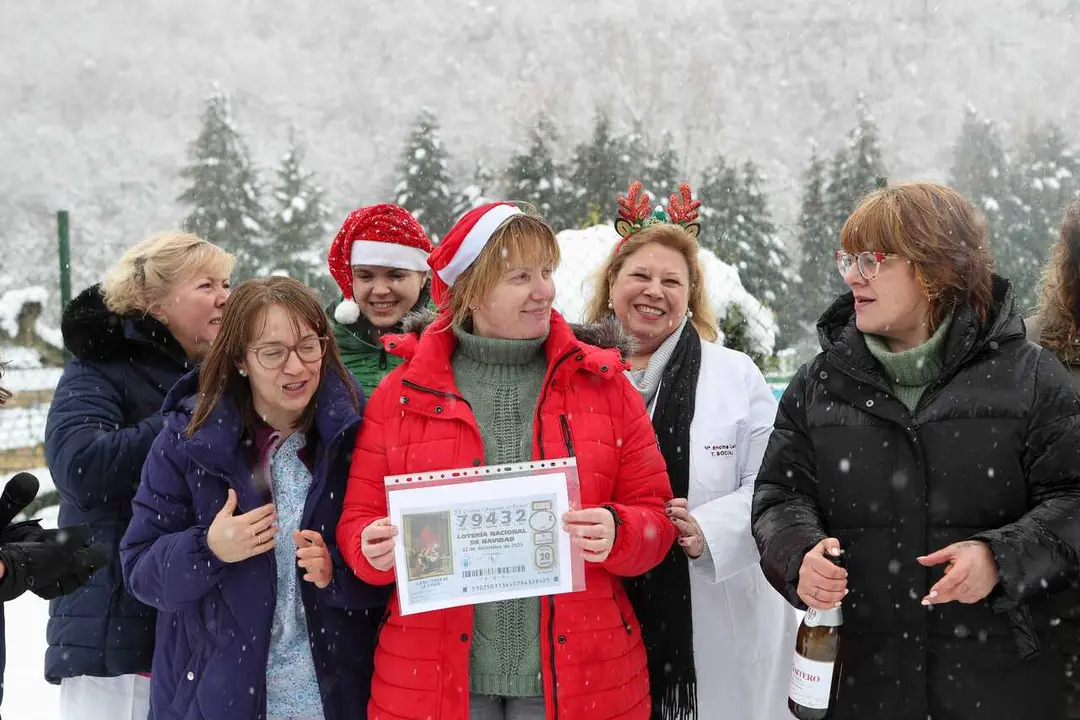 Trabajadores y familiares de la Residencia AFADLA que han sido agraciados con el &lsquo;Gordo&rsquo; del Sorteo Extraordinario de la Loter&iacute;a de Navidad 2025 correspondiente al n&uacute;mero 79432 celebran su suerte, a 22 de diciembre de 2025, en Villaseca de Laciana, Le&oacute;n, 