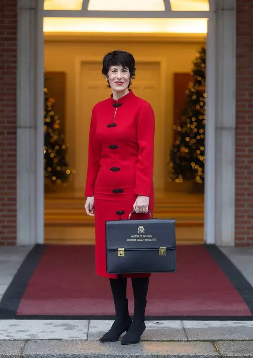 La ministra de Seguridad Social, Inclusi&oacute;n y Migraciones y nueva portavoz del Gobierno, Elma Saiz, posa con su cartera, en el Palacio de la Moncloa, este martes