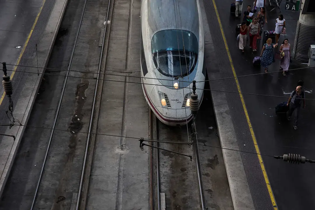 Archivo - Varias personas en el and&eacute;n del AVE, en la estaci&oacute;n Puerta de Atocha