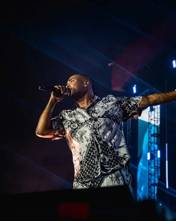 El cantante puertorrique&ntilde;o Don Omar, conocido como el 'Rey del Reggaet&oacute;n', durante un reciente concierto este 2025.