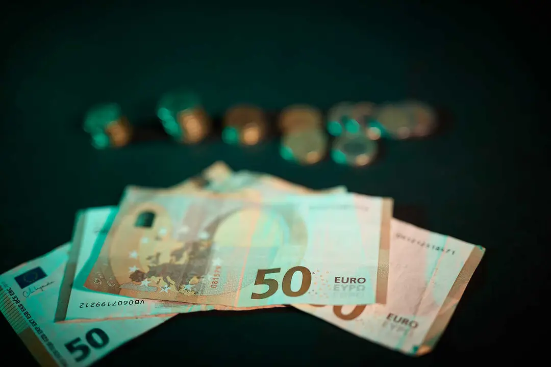 Archivo - Billetes y monedas, a 3 de septiembre de 2025, en Madrid (Espa&ntilde;a). El uso del dinero en efectivo sigue disminuyendo con tan solo dos de cada diez personas eligi&eacute;ndolo como m&eacute;todo de pago habitual.