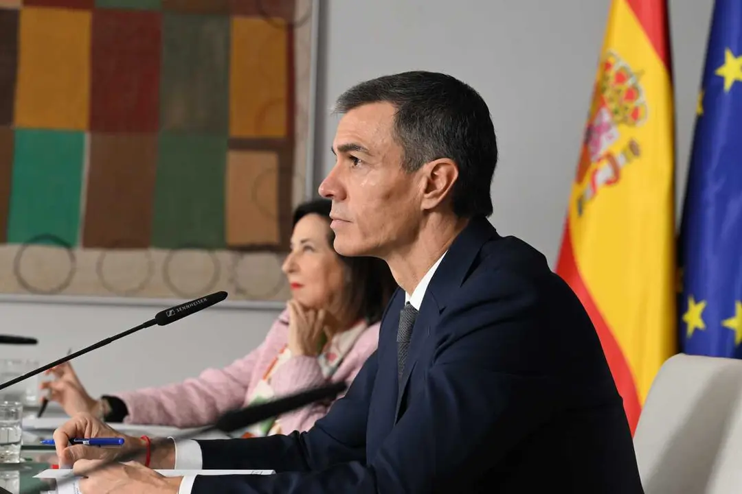 La ministra de Defensa, Margarita Robles, y el presidente del Gobierno, Pedro S&aacute;nchez, durante una videoconferencia con las unidades espa&ntilde;olas en misiones humanitarias y de paz en el exterior, a 24 de diciembre de 2025, en Madrid (Espa&ntilde;a). El presidente d