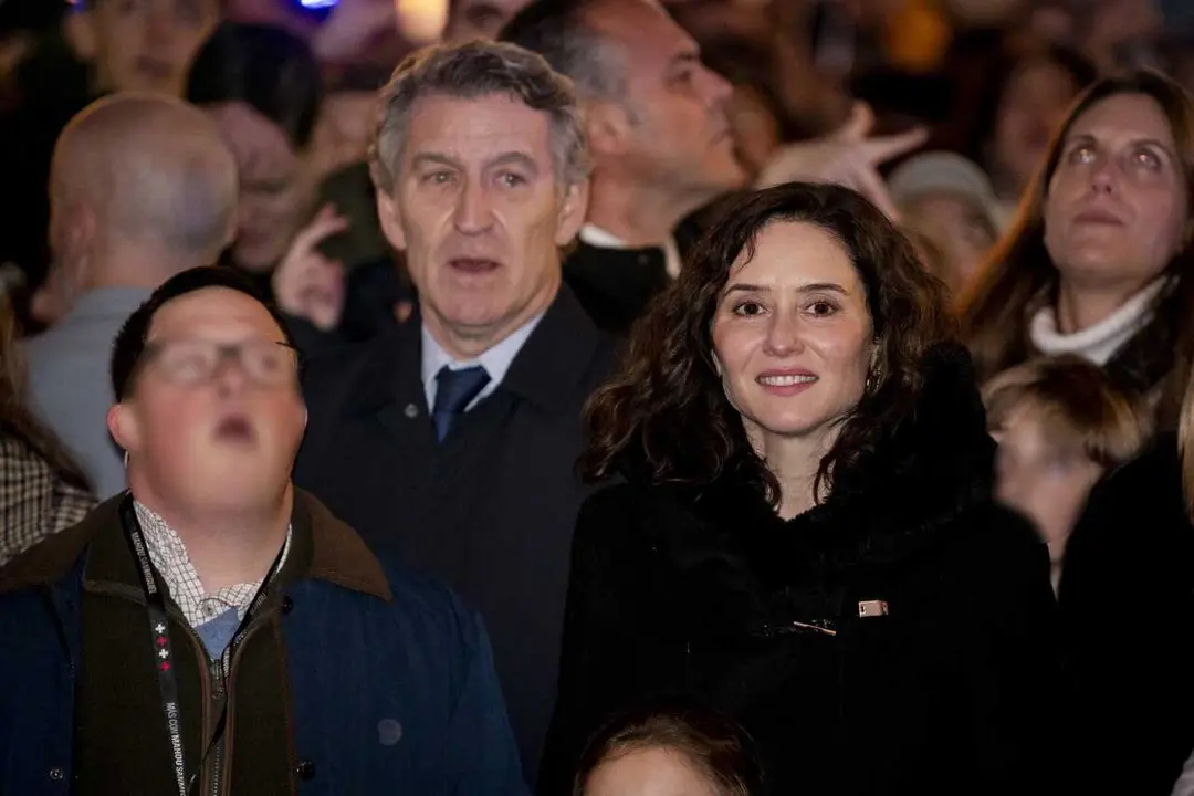 El presidente del Partido Popular, Alberto N&uacute;&ntilde;ez Feij&oacute;o y la presidenta de la Comunidad de Madrid, Isabel D&iacute;az Ayuso, asisten al concierto del grupo Hakuna, en la Real Casa de Correos