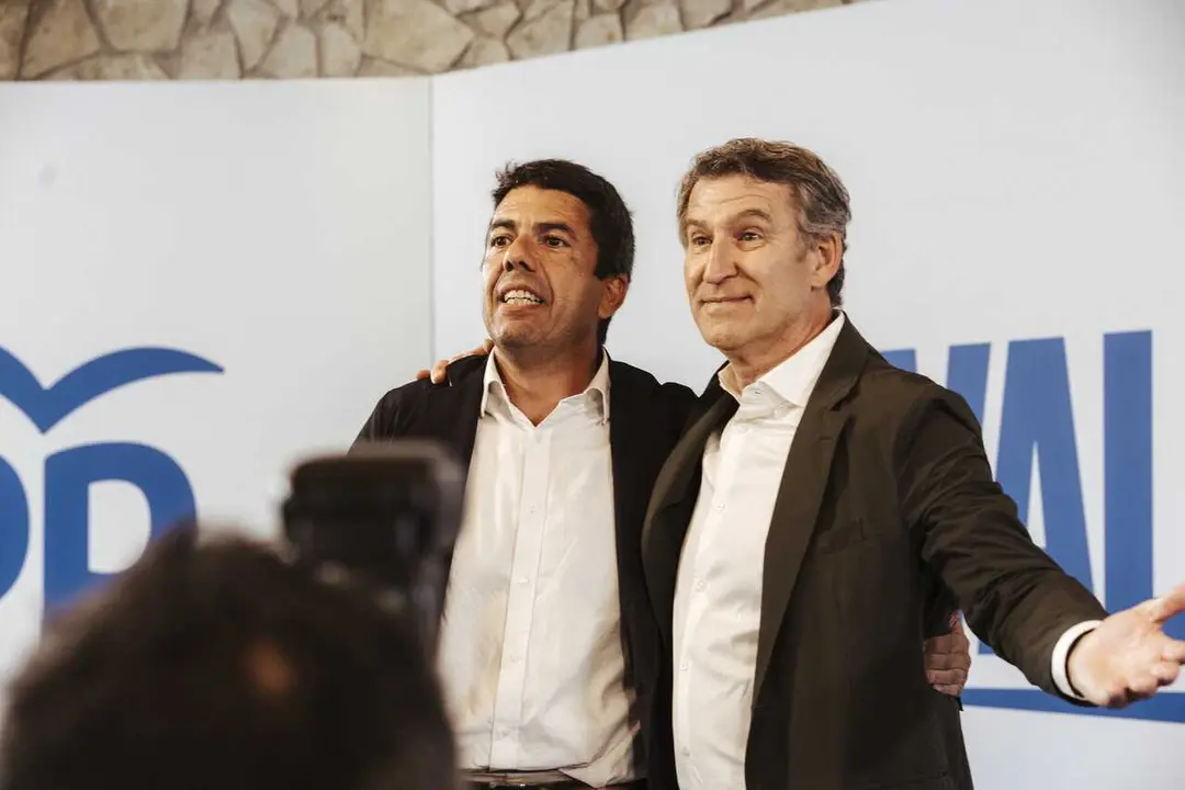 Archivo - El presidente del PP, Alberto N&uacute;&ntilde;ez Feij&oacute;o, y el presidente del PPCV y de la Generalitat valenciana, Carlos Maz&oacute;n, participan en un acto con la militancia, en el Restaurante Juan XXIII, a 10 de junio de 2025, en Alicante, Comunidad Valenciana (E