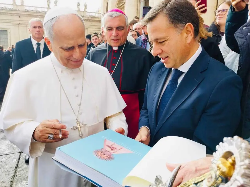 Manuel Serrano y el obispo representan a la ciudad y la Di&oacute;cesis en la Audiencia General del Papa Le&oacute;n XIV, junto a un grupo de internos de La Torrecica en el Jubileo de los Presos.