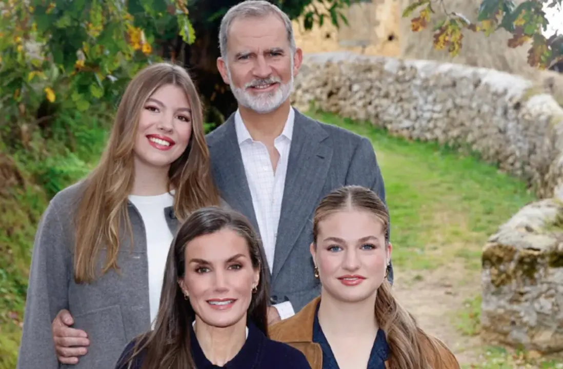 Los reyes Felipe y Letizia junto a la princesa Leonor y la infanta Sof&iacute;a, el pasado octubre, en la localidad asturiana de Valdesoto. CASA DE S.M. EL REY