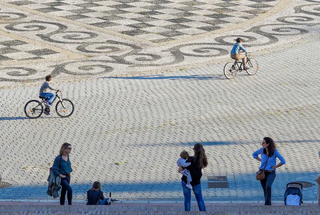 Archivo - Familias con ni&ntilde;os en la Plaza de Espa&ntilde;a de Sevilla.