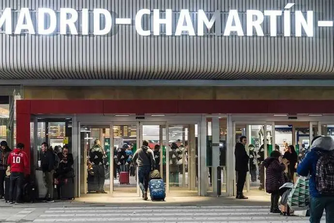 Archivo - Exterior de la estaci&oacute;n de Madrid-Chamart&iacute;n.