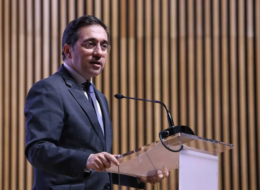 El ministro de Asuntos Exteriores, Uni&oacute;n Europea y Cooperaci&oacute;n, Jos&eacute; Manuel Albares (c), en una foto de familia durante la inauguraci&oacute;n de la conferencia HearUs 2025 titulada 'Promoviendo la rendici&oacute;n de cuentas para las mujeres de Afganist&aacute;n', a 12 de di