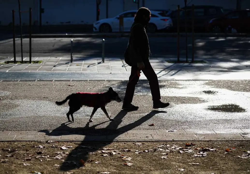 Imagen de transe&uacute;ntes sevillanos protegi&eacute;ndose del fr&iacute;o a pocos d&iacute;as de la entrada oficial del invierno. A 17 de diciembre de 2025, en Sevilla (Andaluc&iacute;a, Espa&ntilde;a). Seg&uacute;n predicciones, Andaluc&iacute;a encara un invierno 2026 con valores mas c&aacute;lidos en cuanto a t