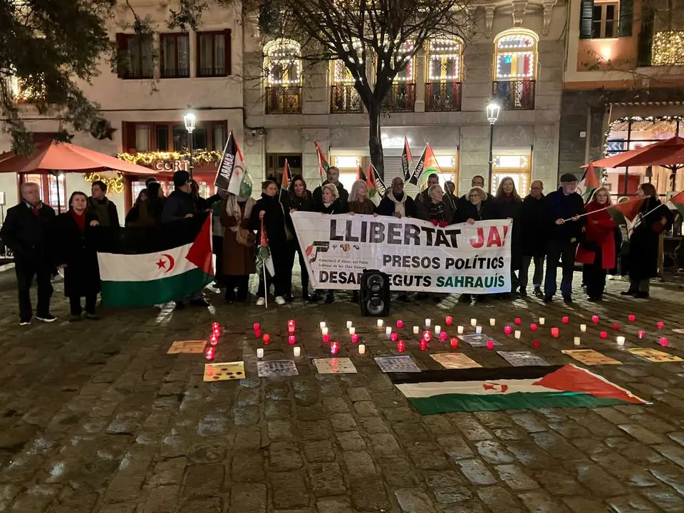 Medio centenar de personas celebran la Navidad en Palma con un encendido de velas por el pueblo saharaui